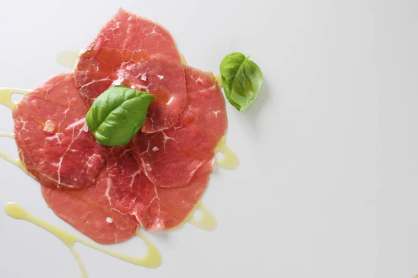 Rindfleisch Carpaccio Auf Hellgrauem Basilikum Hintergrund — Stockfoto