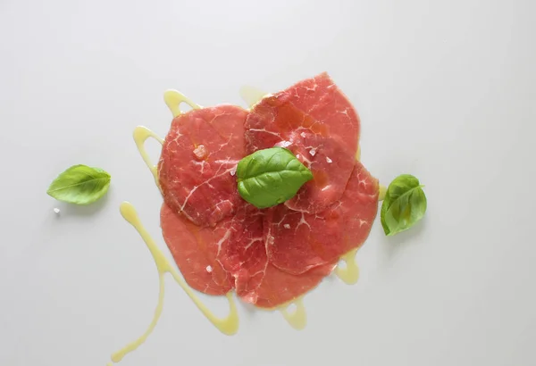 Rindfleisch Carpaccio Auf Hellgrauem Basilikum Hintergrund — Stockfoto