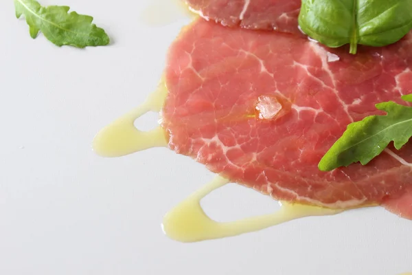 Rundscarpaccio Een Achtergrond Licht Grijze Basilicum — Stockfoto