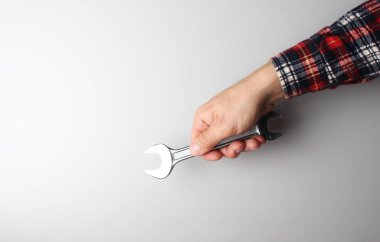 Gri arka planda İngiliz anahtarı