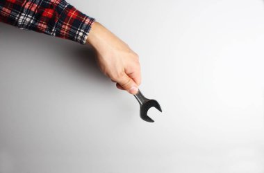 Gri arka planda İngiliz anahtarı