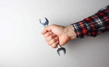 Gri arka planda İngiliz anahtarı