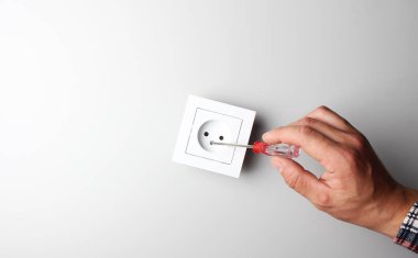 Gri arka planda el onarım soketi