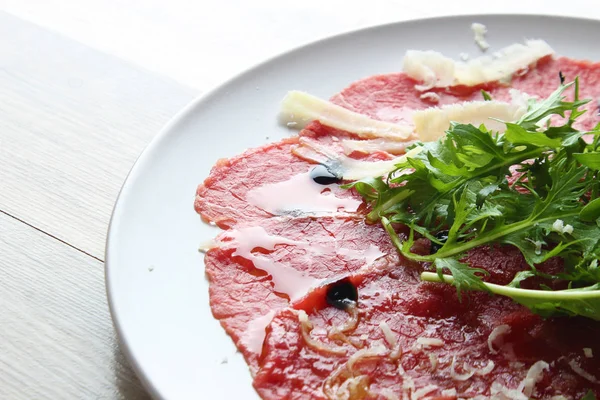 Carpaccio auf Holzgrund — Stockfoto