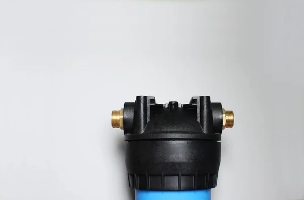 浅色背景的滤水器蓝色瓶 — 图库照片