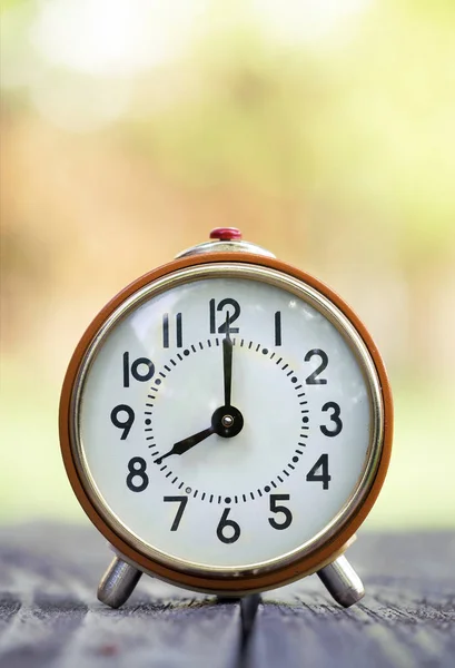 保存時間の概念 オレンジ目覚まし時計レトロなクローズ アップ — ストック写真
