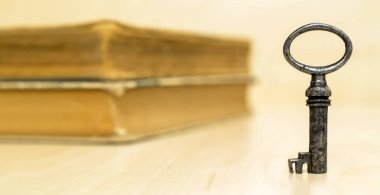 Anahtar ve eski kitaplar - web afiş kavram koçluk yaşam