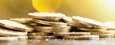 Finansal özgürlük, bağımsızlık kavramı - web afiş pırıltılı altın sikke
