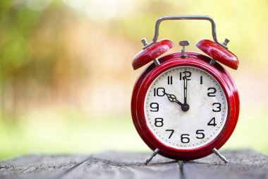 Yaz saati, sonbahar kavramı - kopya alanı ile kırmızı alarm saati