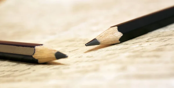 손으로 편지에 연필의 — 스톡 사진