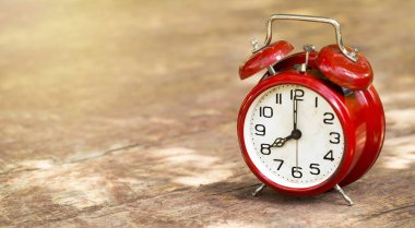 Günışığından tasarrufun kavramı - web afiş bir vintage kırmızı alarm saat
