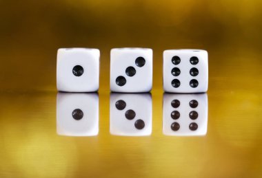 Kumarhane, başarı kavramı - altın arka plan kopya alanı ile dices yansıyan