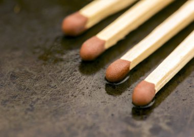 Kahverengi maç, maçlar closeup paslı grunge arka plan üzerinde