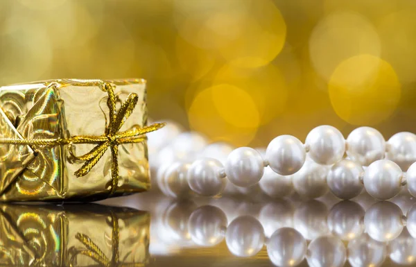 Fondo Tarjeta Navidad Caja Regalo Oro Con Perlas Blancas Compras — Foto de Stock