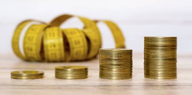 Para tasarruf kavramı - teyp ölçme ile web afiş altın paralar