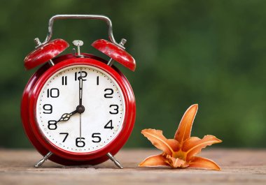 Gün ışığından yararlanma saati uygulaması, bahar ileri - bir alarm cloc banner