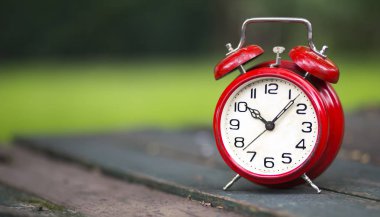 Günışığından yararlanma saati - kırmızı alarm saatinde afiş 