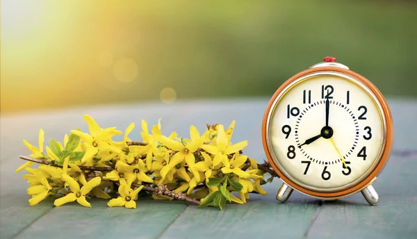 Światło dzienne oszczędności czasu, wiosną do przodu - banner cloc alarmu — Zdjęcie stockowe