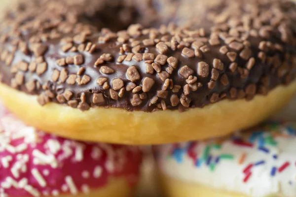 Концепция сладких пончиков, фастфуд — стоковое фото