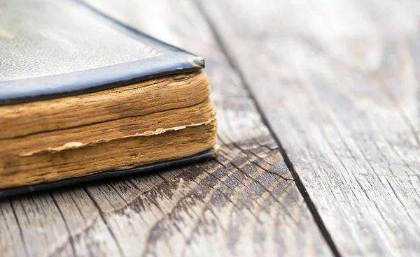 Antigua Biblia, libro de oraciones sobre fondo de madera —  Fotos de Stock