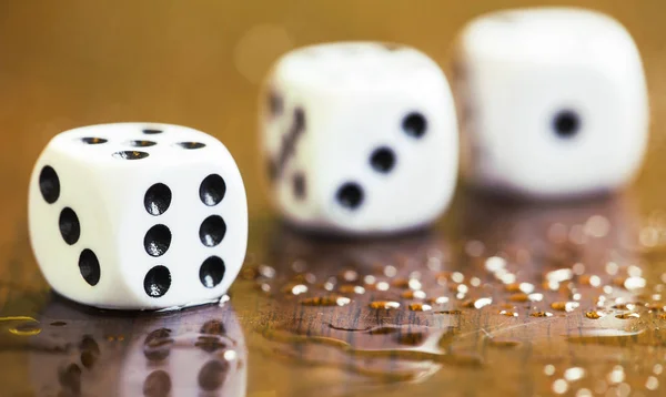 赌博成瘾, 依赖概念, 白色骰子 — 图库照片