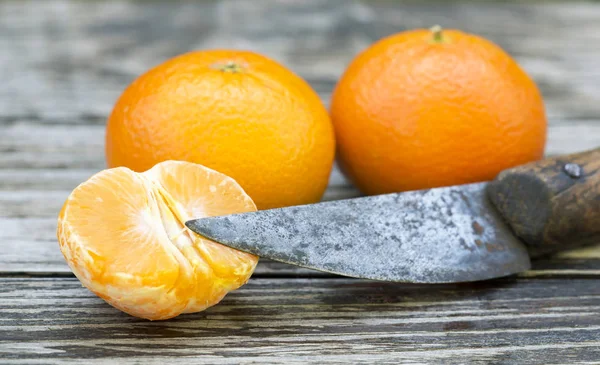 Fresh mandarins with a rustic knife — Stock Photo, Image