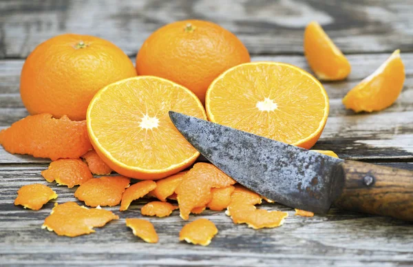 Fresh mandarins with a rustic knife — Stock Photo, Image