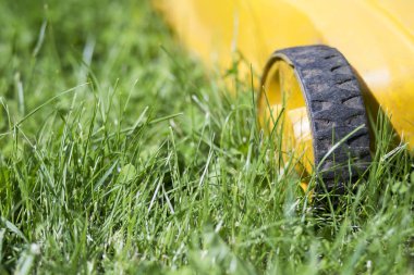 Yeşil çim çimenlik te çim biçme makinesinin yakın çekim