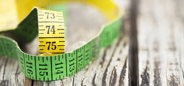 Pérdida de peso, concepto de dieta - banner web de una cinta métrica —  Fotos de Stock