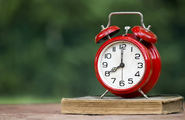 Time Management koncept, väckarklocka — Stockfoto