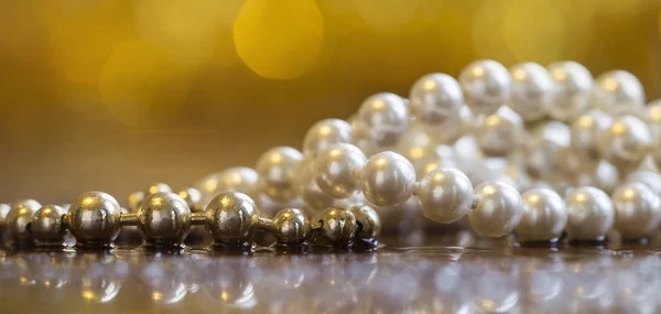 Perlas blancas y doradas, banner de joyería de collar — Foto de Stock