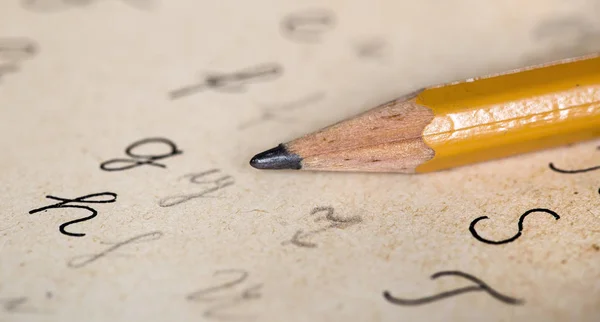 Zurück zum Schulkonzept, Bleistift mit handgeschriebenen Abc-Buchstaben — Stockfoto