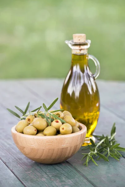 Aceitunas con aceite virgen y romero — Foto de Stock