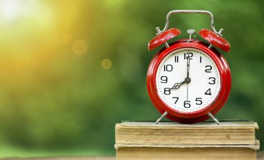 Okul saatine dönelim, sabah çalar saat