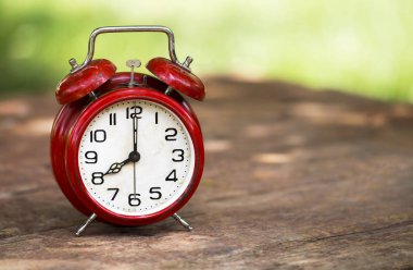 Okul zamanına geri dönelim, moring'de çalar saat