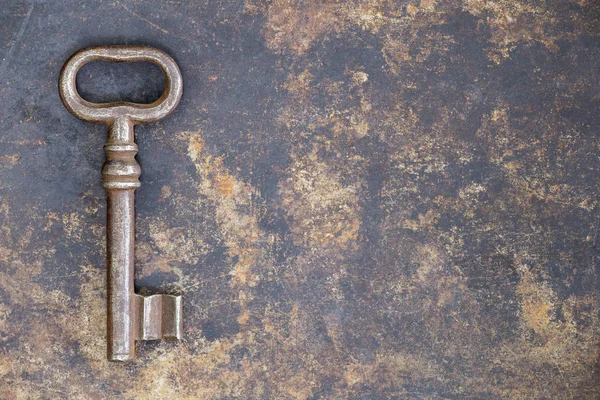 Grunge metal arka plan üzerinde Antika anahtar, kaçış odası konsepti