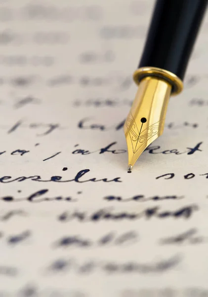 Kaligrafi kavramı, el yazısı yla yazılmış bir harf üzerine dolma kalem — Stok fotoğraf