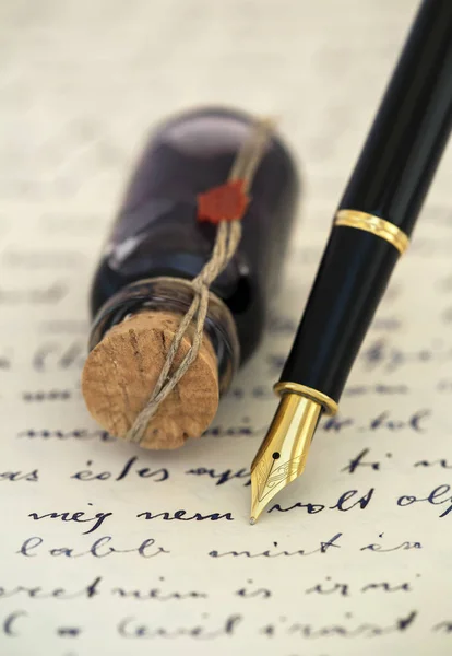 Ecrire un concept, un stylo plume et de l'encre sur un manuscrit vintage let — Photo