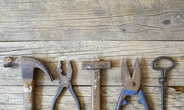 Herramientas antiguas vintage sobre fondo de madera con espacio para copiar — Foto de Stock