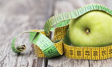 Fitness, diyet konsepti - mezuralı yeşil elma, web bankası