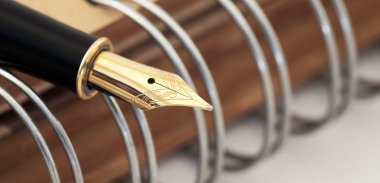 İş başarısı konsepti, altın dolma kalem.