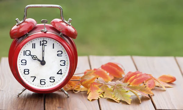 Zomertijd, retro wekker op een houten achtergrond, — Stockfoto