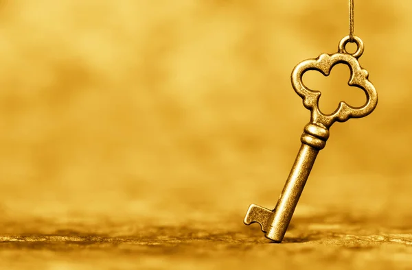 Goldschlüssel Vertrauensvolles Wohnkonzept Mit Kopierraum — Stockfoto