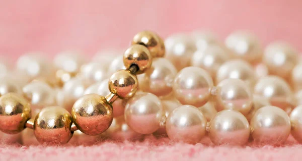 Λευκά Και Χρυσά Μαργαριτάρια Γυναικείο Κολιέ Κοσμήματα Ροζ Φόντο Κλείσιμο — Φωτογραφία Αρχείου