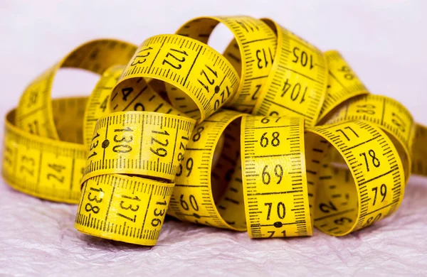 Gele Retro Tape Maatregel Roze Achtergrond Gewichtsverlies Dieet Concept Close — Stockfoto