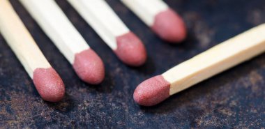 Eşleşme, eşleşme grunge metal arka plan, web pankartı