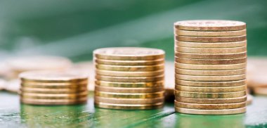 Altın para sikkeleri, Coronavirus COVID-19 finansal uyarıcı, yardım paketi sembolü, yardım kavramı. Web pankartı.