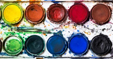 Eski renkli suluboya palet seti, resim, sanat ve okul konseptine dönüş.