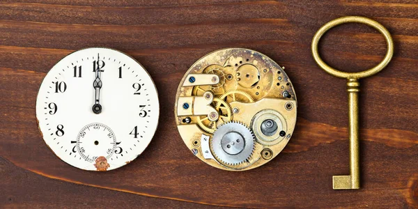 Reloj Reloj Con Llave Oro Gestión Del Tiempo Fecha Límite — Foto de Stock