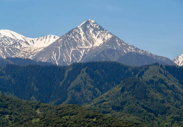 阿拉木图大山顶位于哈萨克斯坦阿拉木图附近的 Zailiysky Alatau 北坡上 — 图库照片